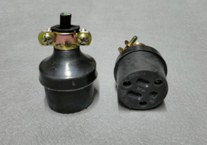 7010242 TOMA CAUCHO POLO A TIERRA 15A 1