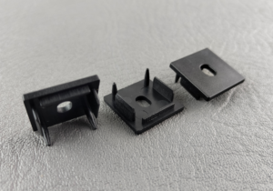 7800483 TAPA PLASTICA NEGRA CON HUECO PARA R2020 1