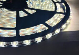 CINTA LED LUPA 2835 48L 7500K 12V 11mm 3 3540140 CINTA LED LUPA 2835 48L 12V 7500K 18W 11mm 180° X 10 METROS 3